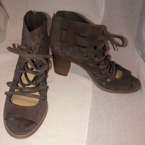 Vince Camuto— VC Tressa